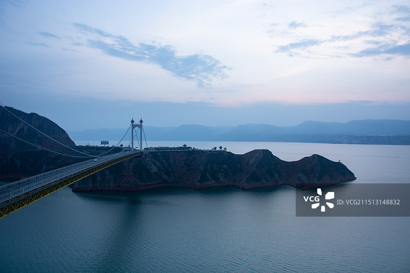 甘肃临夏东乡县刘家峡水库大桥傍晚自然风光图片素材