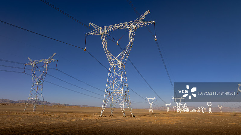 高压电力电网 国家电网 西电东输 铁塔 电力能源 输电线路 电网投资图片素材