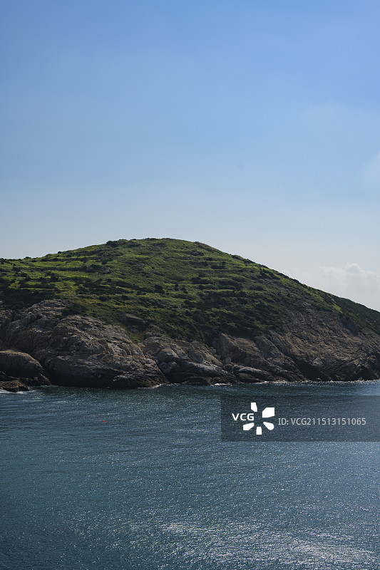 蓝天映衬下的渔山岛海湾风景图片素材