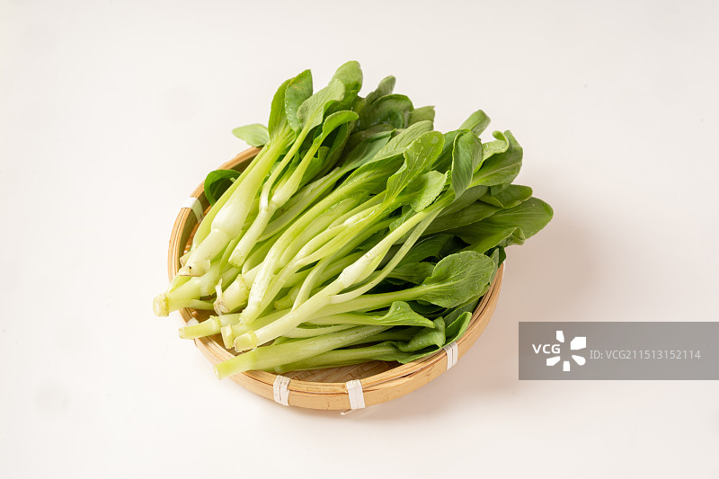 桌子竹筐里的新鲜鸡毛菜图片素材