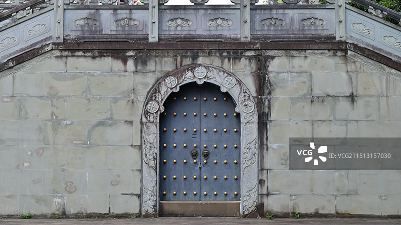 中式古代的铜门图片素材