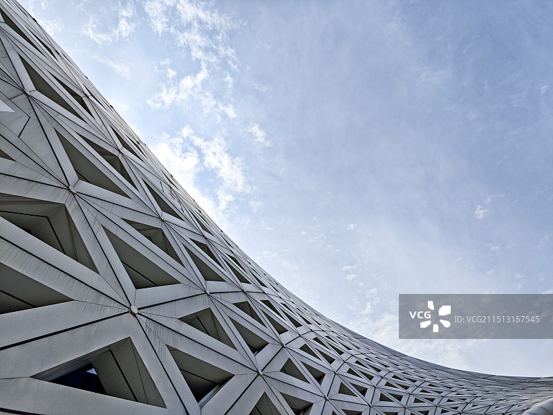 杭州临平大剧院外部曲线与几何结构的结合图片素材