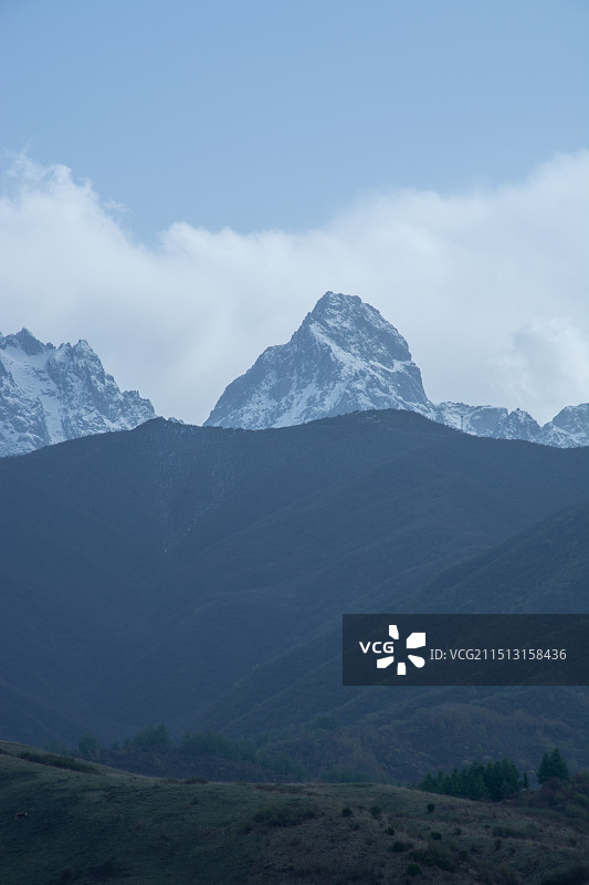 中国甘肃临夏太子山耳子屲粱夏天森林雪山自然风光图片素材