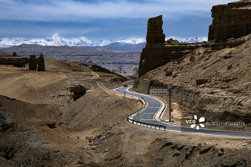 西藏阿里扎达土林雪山和公路上的汽车图片素材