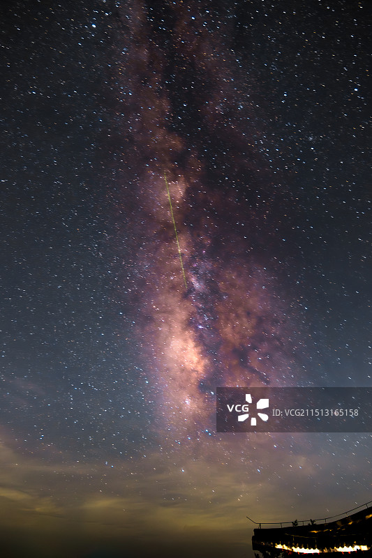 湖北随州大洪山景区金顶拍到英仙座流星雨图片素材