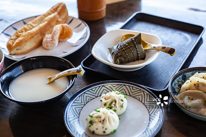 乌镇夕阳摇橹船乌镇古建筑乌镇早茶客乌镇河水图片素材