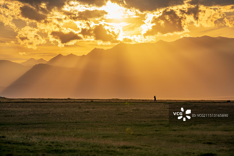 赛里木湖风景区的日落图片素材