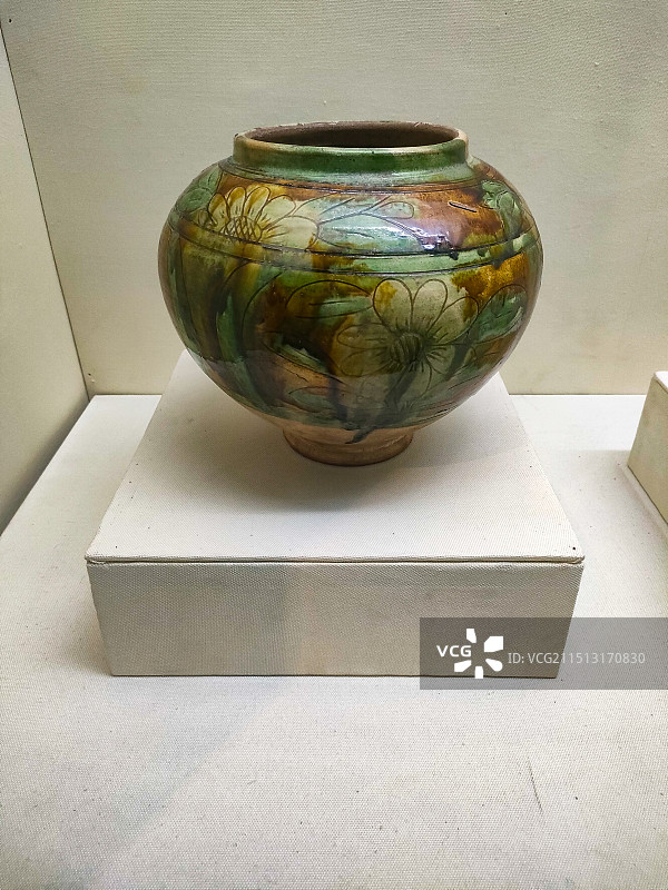 平泉博物馆--三彩划花卉罐图片素材
