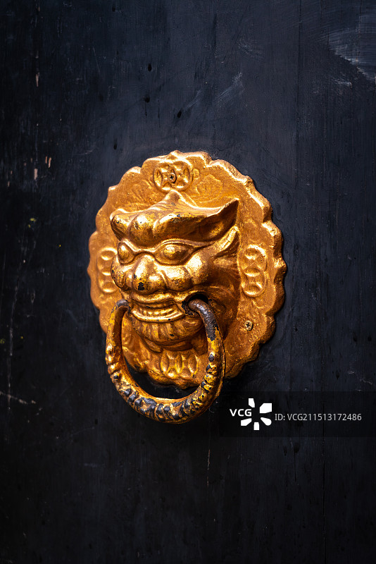 金漆铜雕狮子辅首门扣图片素材