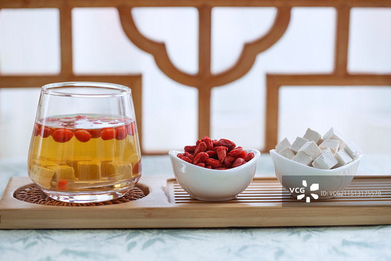 窗前的枸杞茯苓茶图片素材