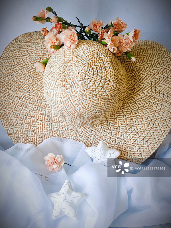 夏日（桌上凉帽的高角度视图）图片素材