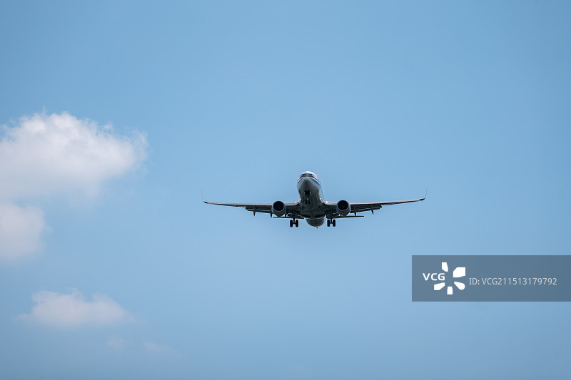 正在降落的飞机图片素材
