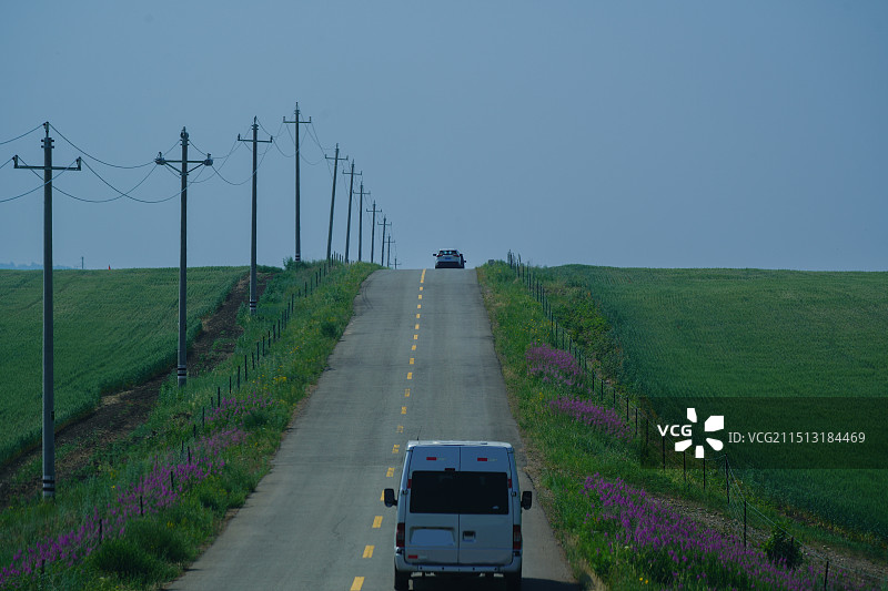 呼伦贝尔草原上的公路图片素材