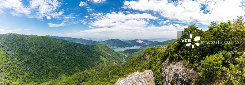 俯瞰视角浙江宁波鄞州区横溪网红天涯海角高清全景，夏日蓝天白云下，浙东悬崖峭壁连绵山峦竹林与金鹅湖图片素材