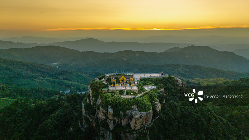 日落时分的湖北黄冈红安县天台山景区天台寺图片素材