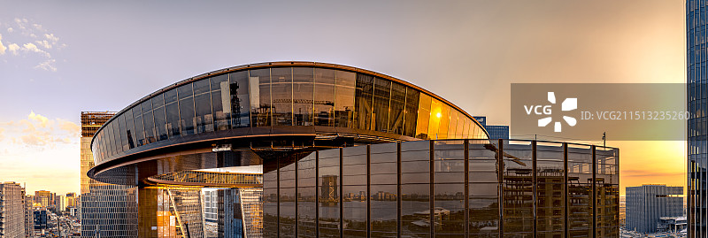 滴水湖金融湾 荣耀之环 上海临港自贸区地标建筑 离岸金融中心 环形建筑日出金色光芒 建筑工地玻璃幕墙图片素材