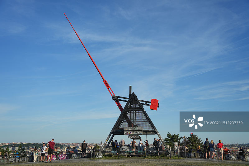 布拉格节拍器，地标建筑，山顶高地公园草地，红色屋顶，城堡广场教堂图片素材