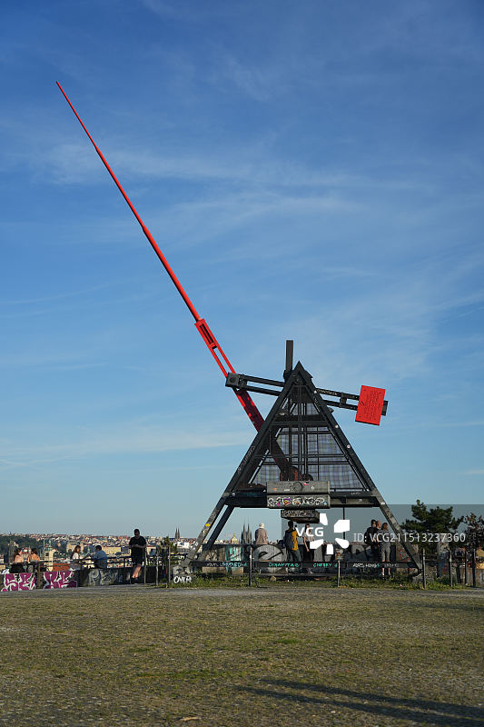 布拉格节拍器，地标建筑，山顶高地公园草地，红色屋顶，城堡广场教堂图片素材