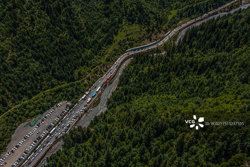 通往扎尕那的车流图片素材