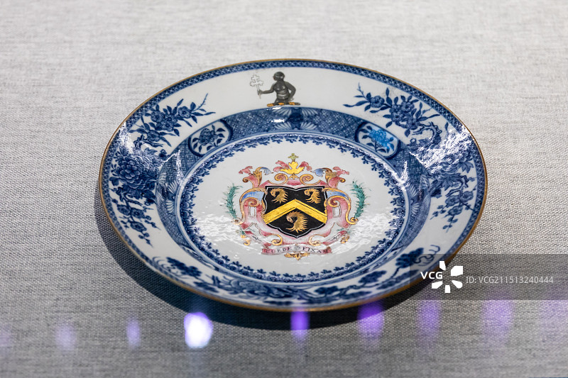 扬州博物馆展出文物青花花卉纹汤盘 清·雍正 戈弗雷(God-frey)家族 1725年定制图片素材