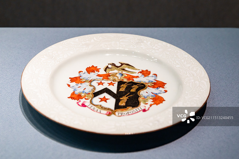 扬州博物馆展出文物清雍正白釉连枝花卉广彩盘约翰威利斯(JohnWilles)1735年定制图片素材