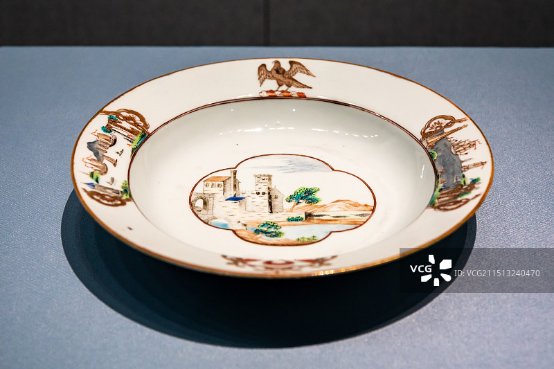 广彩描金纹章开光风景纹汤盘英国利物浦国会议员查尔斯·波尔(Charles Pole)1745 年定制图片素材