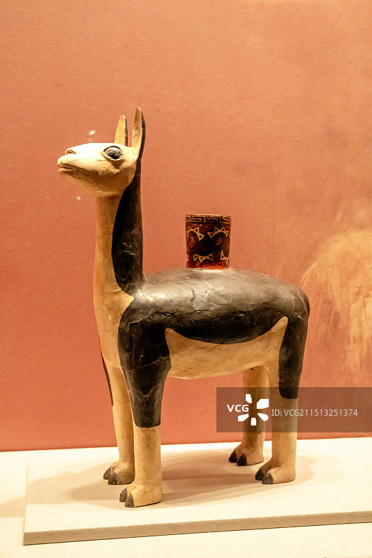 大羊驼形陶器；瓦里文化(公元750年-900年)图片素材