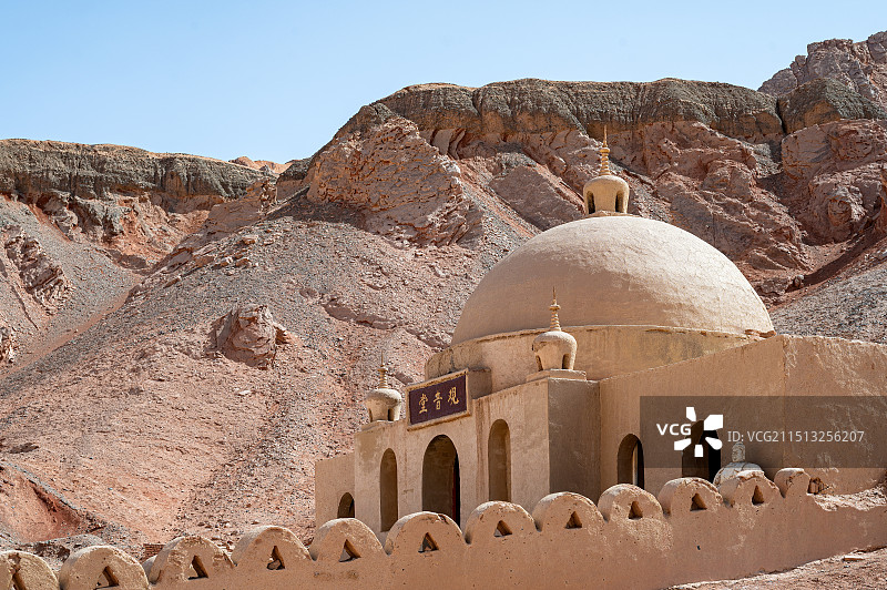 新疆吐鲁番火焰山景区内的观音堂图片素材