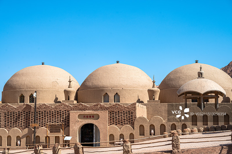 新疆吐鲁番火焰山景区内的巴依老宅遗址图片素材