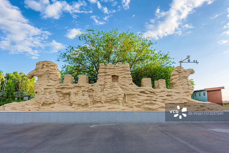 中国新疆伊犁霍尔果斯国门景区内的雕塑图片素材