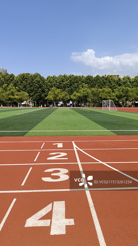 学校校园足球场 操场跑道 起跑线图片素材
