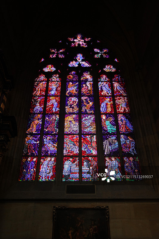 布拉格圣维特教堂玻璃窗画，宗教人物故事画，世界遗产，捷克旧皇宫，城堡石建筑，哥特式巴洛克图片素材