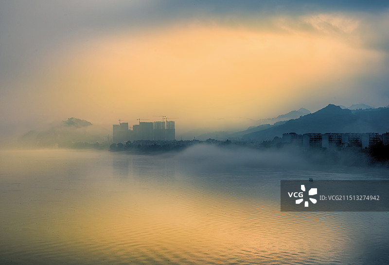 柳江晨雾缭绕图片素材