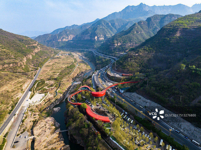 河南林州红旗渠青年洞景区入口红色廊桥户外航拍高视角图片素材