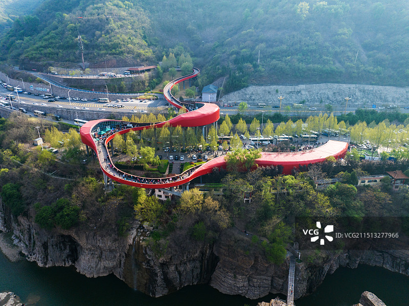 河南林州红旗渠青年洞5A级景区入口红色廊桥户外航拍图片素材