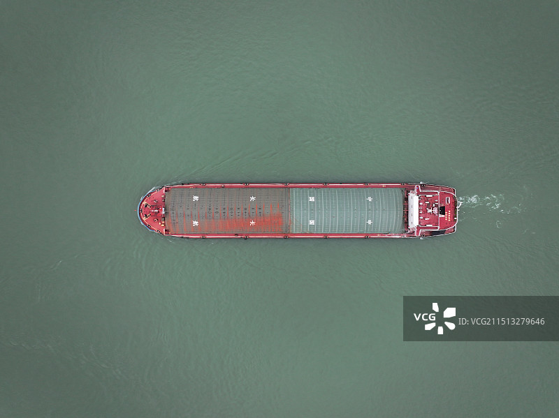 长江上行驶的货船图片素材