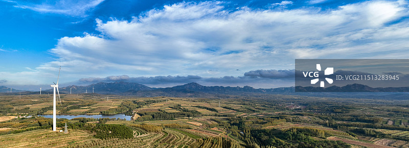 航拍视角下的沿海风力发电站青岛藏马山图片素材