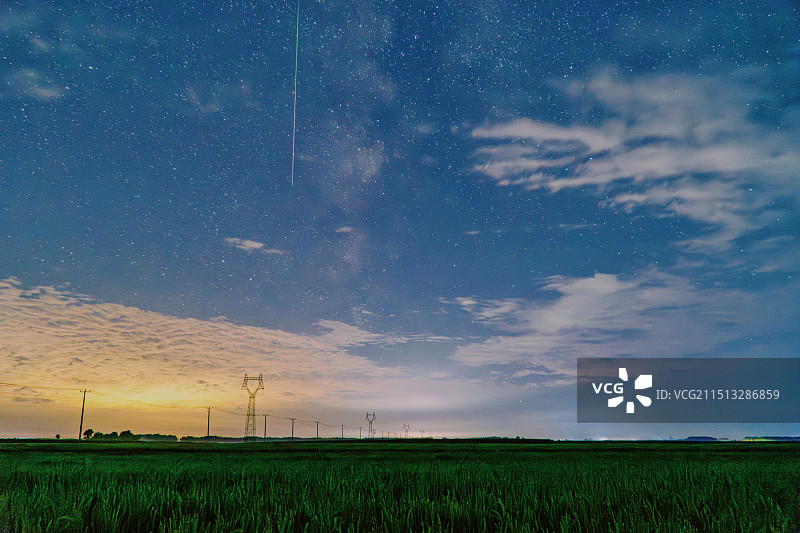 稻田里的英仙座流星图片素材