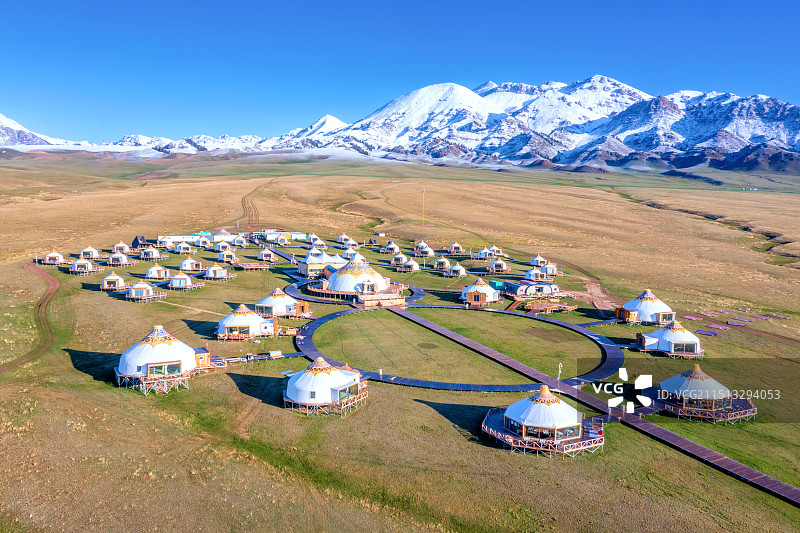 中国新疆博尔塔拉赛里木湖金帐营地航拍风光图片素材