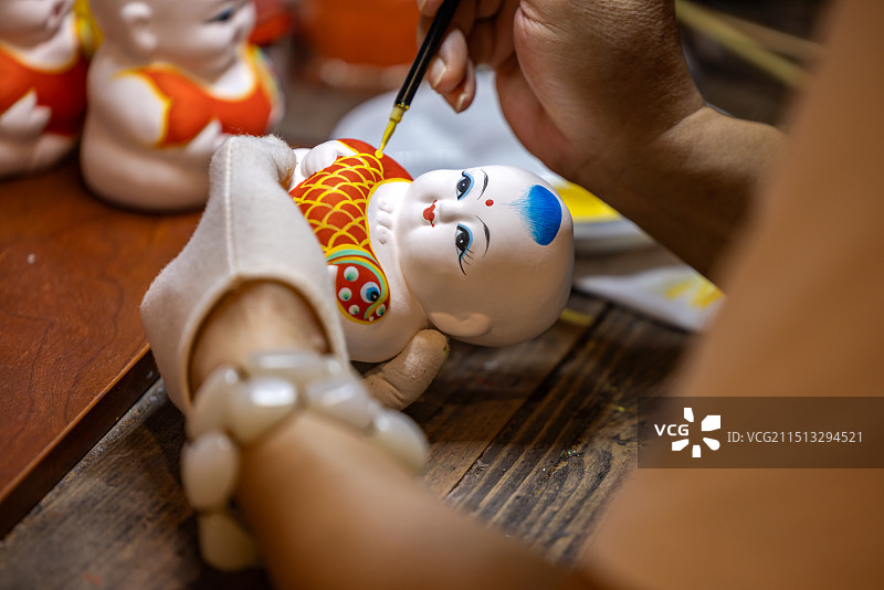 江苏省无锡市惠山古镇工艺品惠山泥人制作现场画面图片素材