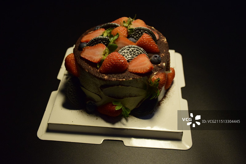 黑色背景草莓动物奶油蛋糕图片素材