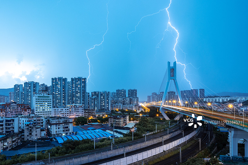 福建省龙岩市龙岩大桥和闪电图片素材