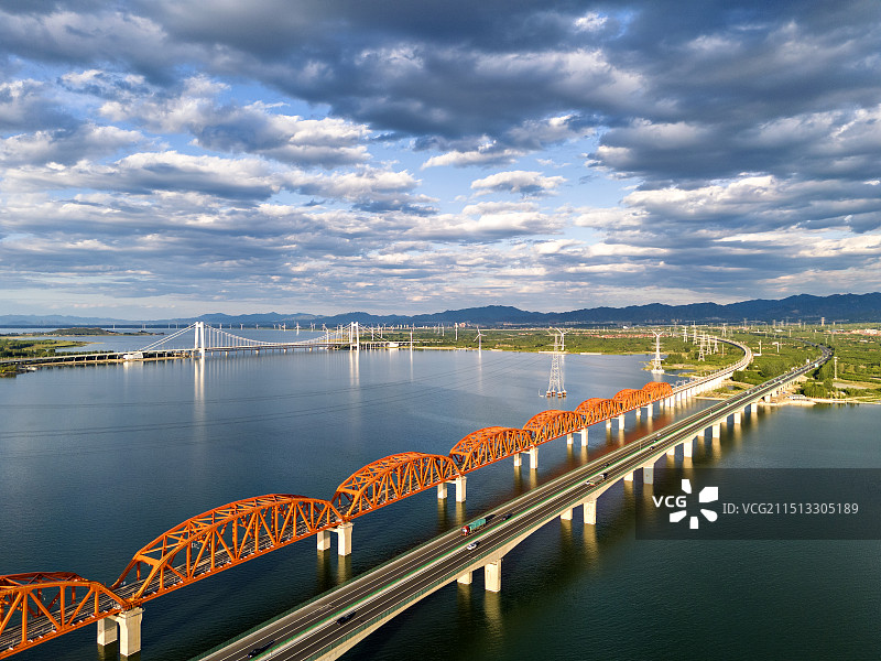 航拍河北张家口怀来官厅水库奖章高铁京藏高速图片素材