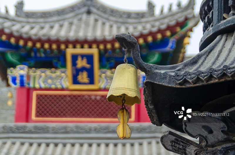 陕西省西安市广仁寺佛寺金色铃铛特写图片素材