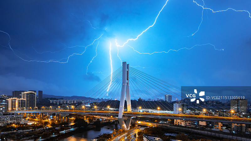 福建省龙岩市龙岩大桥和闪电图片素材