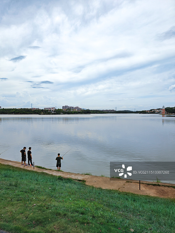 暴雨前下午天色阴沉，异常闷热，眼看就要下暴雨，这几个钓鱼发烧友还不舍得离开。图片素材
