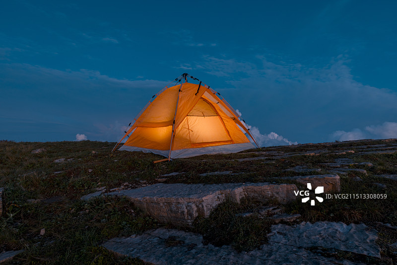 在山顶露营地欣赏美丽的晚霞图片素材