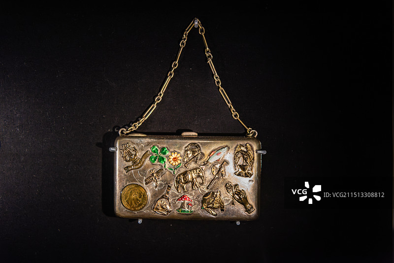 19世纪90年代俄罗斯金银珐琅晚宴包图片素材