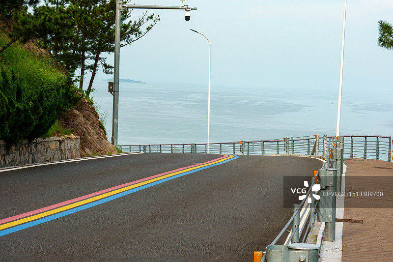 海边彩色公路，最美公路弯道图片素材