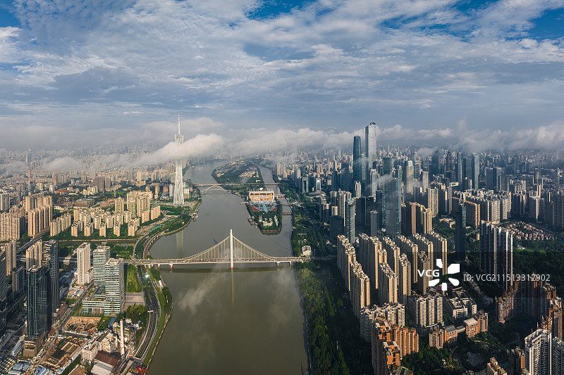 高视角下早晨的珠江海心沙两岸白云飘过广州塔、珠江新城图片素材